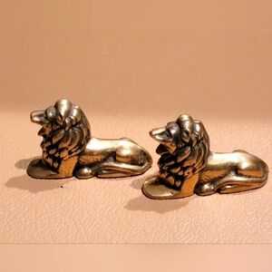 A PAIR OF VINTAGE SOLID BRASS 1 1/2 × 2 1/2" LIONS SCULPTURES COLLECTABLE ITEMS